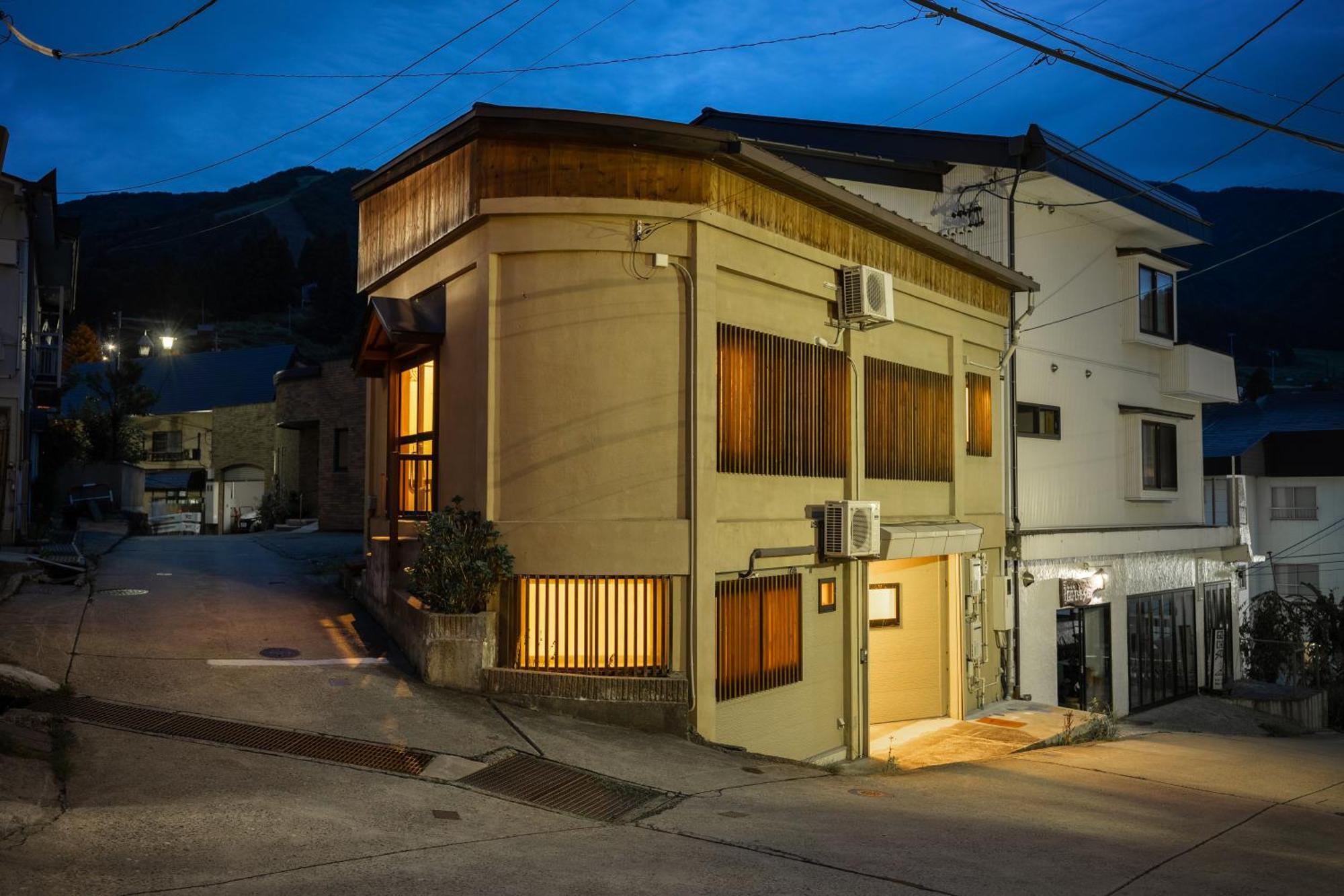 Apartment Corner House *